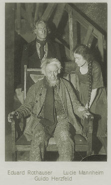 Lucie Mannheim mit Guido Herzfeld und Eduard Rothauser in dem Drama "Die armseligen Besenbinder" von Carl Hauptmann 1918 an der Berliner "Volksbühne"; Urheber: Fotoatelier "Zander & Labisch" (Albert Zander u. Siegmund Labisch2) (18631942)); Quelle: www.cyranos.ch; Lizenz: gemeinfrei