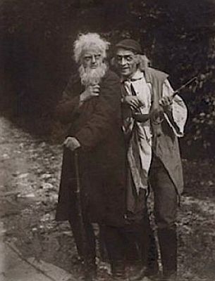 Lichtbild/Szenenfoto mit Heinz Salfner als Peer Gynt (links) und Conrad Veidt als der Knopfgie, eine Figur aus den Trumen von Peers Kinderzeit, im zweiten Teil "Peer Gynts Wanderjahre und Tod"; Quelle: cyranos.ch; Lizenz: gemeinfrei