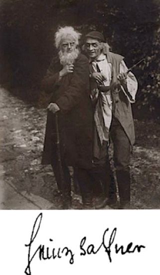 Lichtbild/Szenenfoto mit Heinz Salfner als Peer Gynt (links) und Conrad Veidt als der Knopfgießer, eine Figur aus den Träumen von Peers Kinderzeit, im zweiten Teil "Peer Gynts Wanderjahre und Tod" des Stummfilms "Peer Gynt" (1918) von Regisseur Victor Barnowsky; Quelle: cyranos.ch; Lizenz: gemeinfrei