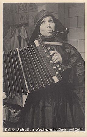 Edith Schultze-Westrum in "Kinder auf Zeit"; Urheber: Hanns Holdt (18871944); Quelle: www,cyranos.ch