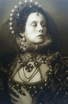 Helene Thimig, fotografiert von Franz Xaver Setzer (1886 – 1939); Quelle: www.cyranos.ch