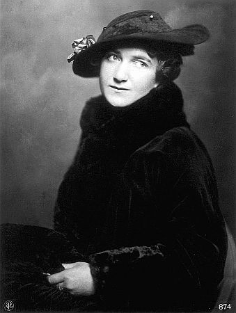 Olga Desmond ca. 1918 auf einer Fotografie von Nicola Perscheid (1864–1930); Quelle: Wikimedia Commons; Lizenz: gemeinfrei