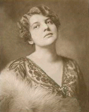 Lissy Lind vor 1930 auf einer Fotografie von Nicola Perscheid (1864 – 1930); Quelle: Wikimedia Commons; Photochemie-Karte K. 1649 (Ausschnitt)