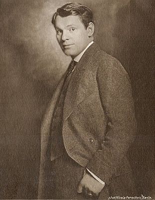 Alexander Moissi ca. 1922 auf einer Fotografie von Nicola Perscheid (1864 – 1930); Quelle: Wikimedia Commons; Lizenz: gemeinfrei