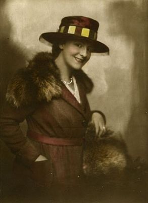 Henny Porten auf einer Fotografie von Nicola Perscheid (1864 – 1930) aus den 1920er Jahren 08; Lizenz: gemeinfrei