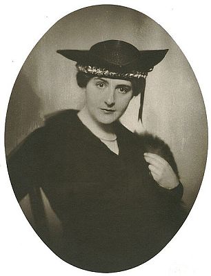 Henny Porten auf einer Fotografie von Nicola Perscheid (1864 – 1930) aus den 1920er Jahren 01; Lizenz: gemeinfrei