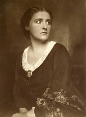 Henny Porten auf einer Fotografie von Nicola Perscheid (1864 – 1930) aus den 1920er Jahren 07; Lizenz: gemeinfrei