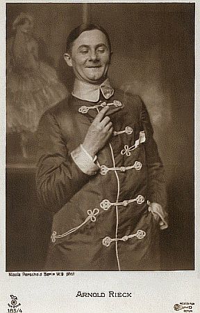 Arnold Rieck auf einer Fotografie von Nicola Perscheid (1864–1930);  "Film Sterne-Serie" Nr. 185/4; Quelle: filmstarpostcards.blogspot.com; Lizenz: gemeinfrei