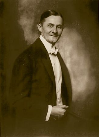Arnold Rieck etwa 1920 auf einer Fotografie von Nicola Perscheid (1864 – 1930); Quelle: Wikimedia Commons bzw. Wikipedia; Lizenz: gemeinfrei