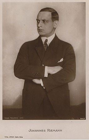 Johannes Riemann ca. 1920 auf einer Fotografie von Nicola Perscheid (1864–1930); Quelle: Wikimedia Commons: Lizenz: gemeinfrei