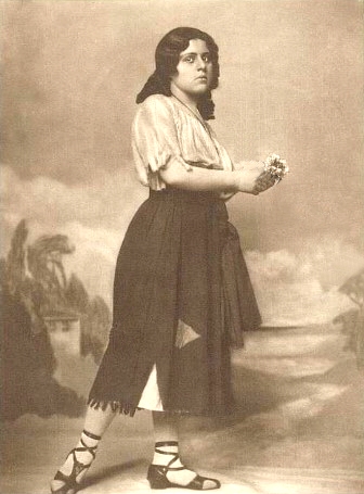 Lotte Stein ca. 1918 auf einer Fotografie von Nicola Perscheid (1864 – 1930); Quelle: Wikimedia Commons; Verlag Hans Dursthoff (Berlin), Karte 1238