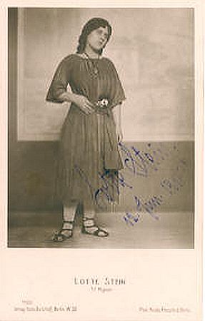 Lotte Stein als Mignon, ca. 1918 auf einer; Fotografie von Nicola Perscheid (1864–1930); Quelle: cyranos.ch; Verlag Hans Dursthoff (Berlin), Karte 1120