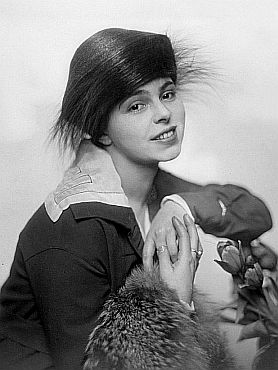 Foto Manja Tzatschewa: Urheber: Nicola Perscheid (18641930); verffentlicht in "Die Dame" (12/1919); Quelle: Wikimedia Commons; Lizenz: gemeinfrei