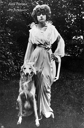Asta Nielsen als Nelly Panburne in "Die Suffragette", einem stummen Drama aus dem Jahre 1913; Foto mit freundlicher Genehmigung der Friedrich-Wilhelm-Murnau-Stiftung