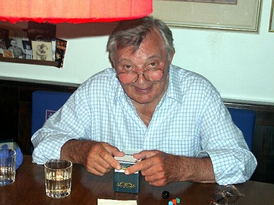 Peer Schmidt am Kchentisch in seinem Haus auf Amrum