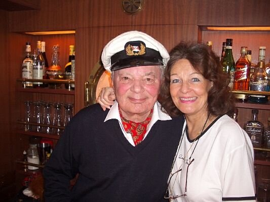 Peer Schmidt und seine Frau in der selbstgebauten Captains-Lounge in Berlin