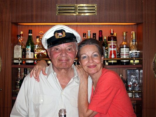 Peer Schmidt und seine Frau in der selbstgebauten Captains-Lounge in Berlin