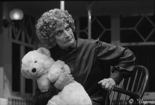 Ida Ehre als Mrs. Ethel Savage in der Komödie "Eine etwas sonderbare Dame" von John Patrick (Regie: Jan Aust; Premiere: 04.04.1985); Copyright Virginia Shue