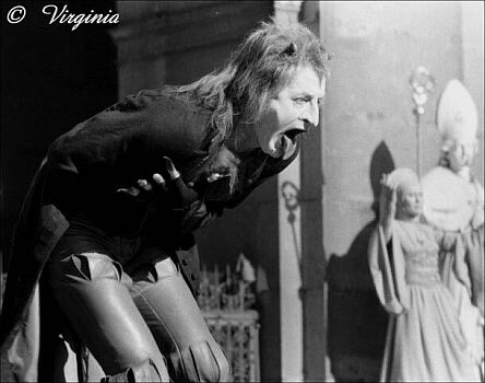 Helmut Lohner als "Teufel" in "Jedermann" Salzburger Festspiele 1985; Copyright Virginia Shue