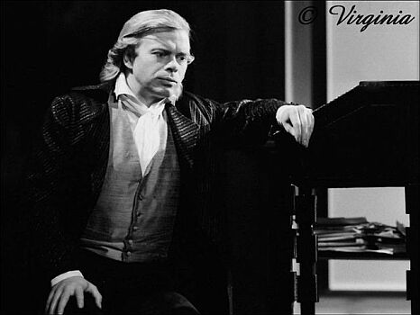 Volker Lechtenbrink mit der Titelrolle in Johann Wolfgang von Goethes Trauerspiel "Clavigo" 01; Copyright Virginia Shue