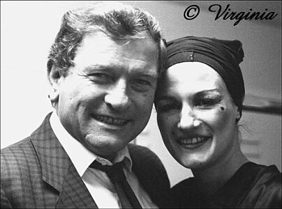 Hans von Borsody besucht Tochter Suzanne in der Garderobe vor der Vorstellung "Cabaret" (Düsseldorf 1986)