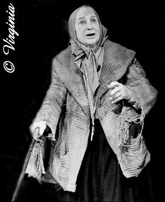 Erna Nitter als alte Frau in "Der kaukasische Kreidekreis" von Bertolt Brecht (17.03.1981); Copyright: Virginia Shue