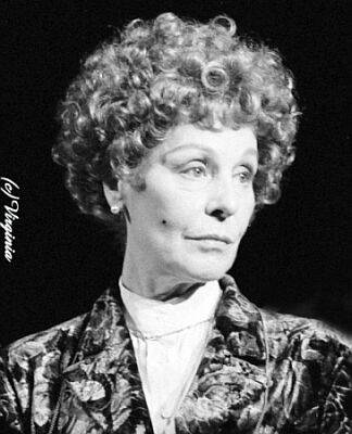 Eva-Ingeborg Scholz am 02.09.1985 in dem Tournee-Theaterstück "Die gelehrten Frauen"; Copyright Virginia Shue