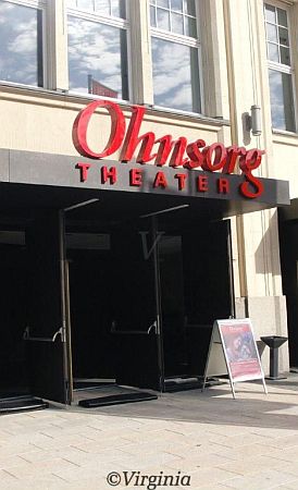 Eingang des "Ohnsorg-Theaters". Seit 28. August 2011 residiert das Traditionshaus im Bieberhaus, "Heidi-Kabel-Platz 1", neben dem Hauptbahnhof (gegenüber dem "Deutschen Schauspielhaus"); Copyright Virginia Shue