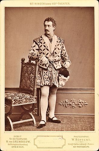 Arthur Kraussneck 1881 in Meiningen als Heinrich von Navarrain Lindners "Die Bluthochzeit"; Urheber: Wilhelm Höffert (1832-1903), Atelier für Photographie; Bildrechte/-herkunft: Meininger Museen: Theatermuseum "Zauberwelt der Kulisse"