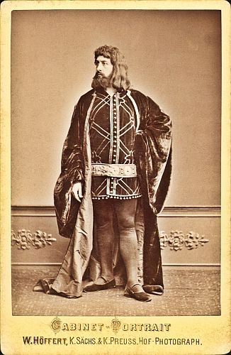 Arthur Kraussneck 1881 in Meiningen als Leontes, König von Sizilien,in Shakespeares "Das Wintermärchen"; Urheber: Wilhelm Höffert (1832-1903), Atelier für Photographie; Bildrechte/-herkunft: Meininger Museen: Theatermuseum "Zauberwelt der Kulisse"