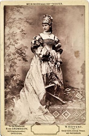 Pauline Schweighofer als Käthchen in Kleists "Das Käthchen von Heilbronn"; Urheber: Fotoatelier Wilhelm Höffert, ca. 1881/ 82; Foto mit freundlicher Genehmigung (Bildrechte/-herkunft): Meininger Museen: Theatermuseum "Zauberwelt der Kulisse"; Originalfoto sowie weitere Infos bei "Museum digital Thüringen" (www.museum-digital.de)