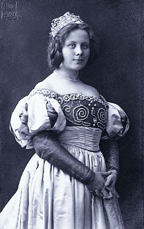 Helene Thimig als Kthchen in Heinrich von Kleists "Das Kthchen von Heilbronn" ca.1911 im Theater Meinigen; aufgenommen im Fotoatelier Otto Weber; Bildrechte/-herkunft: Meininger Museen: Theatermuseum "Zauberwelt der Kulisse"