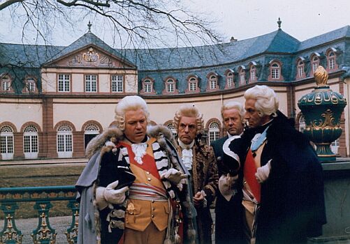 Von links nach rechts vor dem Schloss: GnterStrack (Landesfrst von Hessen-Kassel), KlausHhne (Kammerherr Louis Stein), JostSiedhoff (Hanslin) und PinkasBraun (Ernst von Schlieffen); Foto zur Verfgung gestellt von pidax film"*)