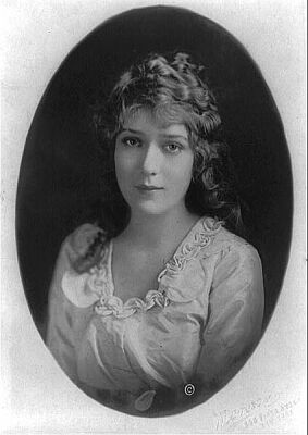 Mary Pickford ca. 1913;  Quelle: commons.wikimedia.org bzw. Wikipedia; Diese Bild- oder Mediendatei ist gemeinfrei, weil ihre urheberrechtliche Schutzfrist abgelaufen ist. Dies gilt für die Europäische Union, die Vereinigten Staaten, Australien und alle weiteren Staaten mit einer gesetzlichen Schutzfrist von 70 Jahren nach dem Tod des Urhebers. Dieses image ist unter der digitalen ID cph.3b46717 in der Abteilung für Drucke und Fotografien der US-amerikanischen Library of Congress abrufbar.